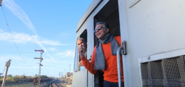 صور| وزير النقل يستقل قطار المنيا إلى بني سويف لمتابعة تطوير الإشارات