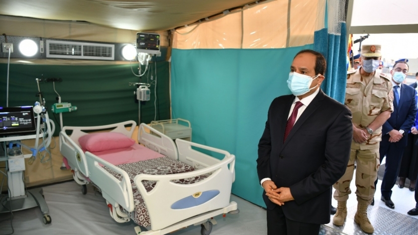 الرئيس السيسي خلال تفقده إحدى منشآت الرعاية الصحية في وقت سابق