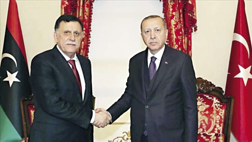 رئيس النظام التركي رجب طيب أردوغان "يمين" وفايز السراج "يسار"