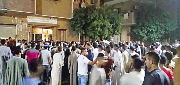 تجمهر أهالى قرية «العشى» بعد الاشتباك مع الشرطة أمس الأول