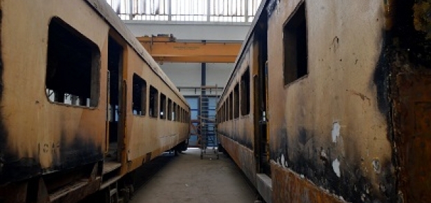 قطارات متهالكة يقوم المصنع بتطويرها وتأهيلها للعودة إلى «السكة الحديد»