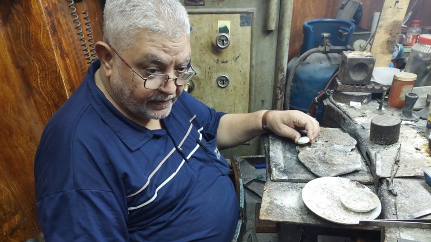 أحمد يجلس في ورشة صناعة الذهب والفضة