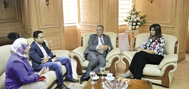 السفيرة نبيلة مكرم مع «مسلم» و«فايق» ومها سالم
