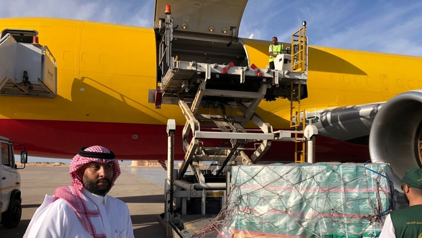 وصول الطائرة السعودية الي مطار العريش محملة بالمساعدات لقطاع غزة