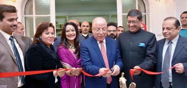 وزير الثقافة والسفير الهندي خلال افتتاح المعرض