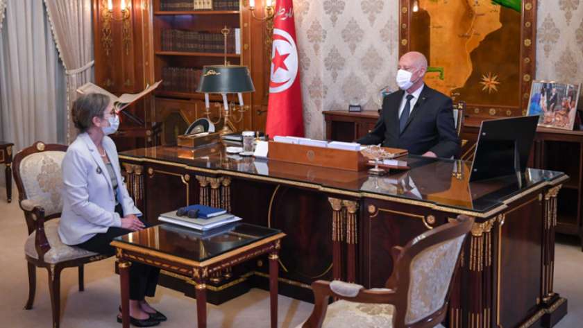 الرئيس التونسي قيس سعيد خلال لقائه بالمكلفة بتشكيل الحكومة نجلاء بودن في قصر قرطاج