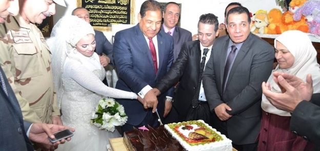 محافظ الغربية والمستشار العسكرى يشاركا حفل زفاف لعروسين ايتام