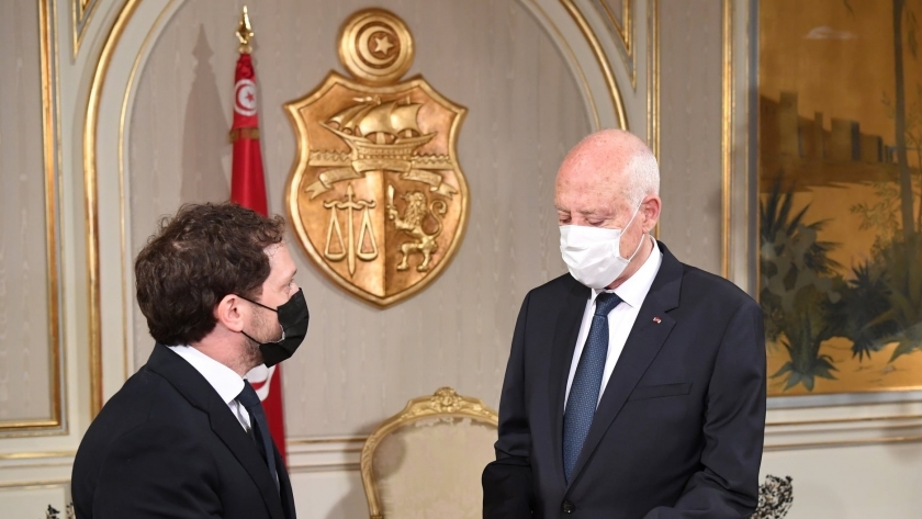 الرئيس التونسي قيس سعيد خلال تسلمه رسالة الرئيس الأمريكي جو بايدن