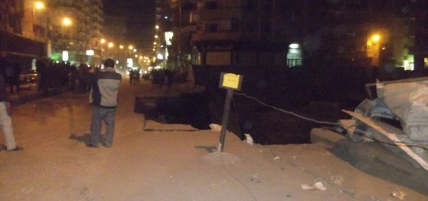 بالصور| انهيار أرضي بشارع جمال عبدالناصر في الفيوم