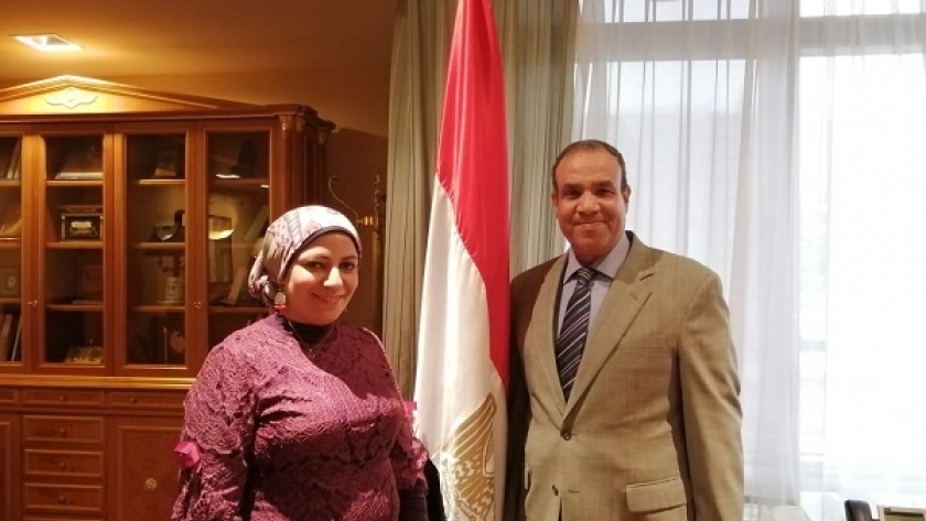 محررة «الوطن» مع السفير بدر عبدالعاطى