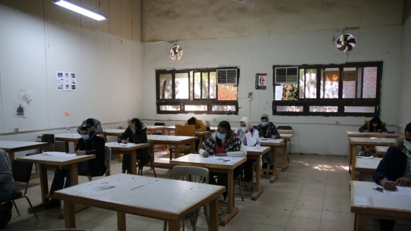 طلاب يؤدون الامتحانات- صورة أرشيفية