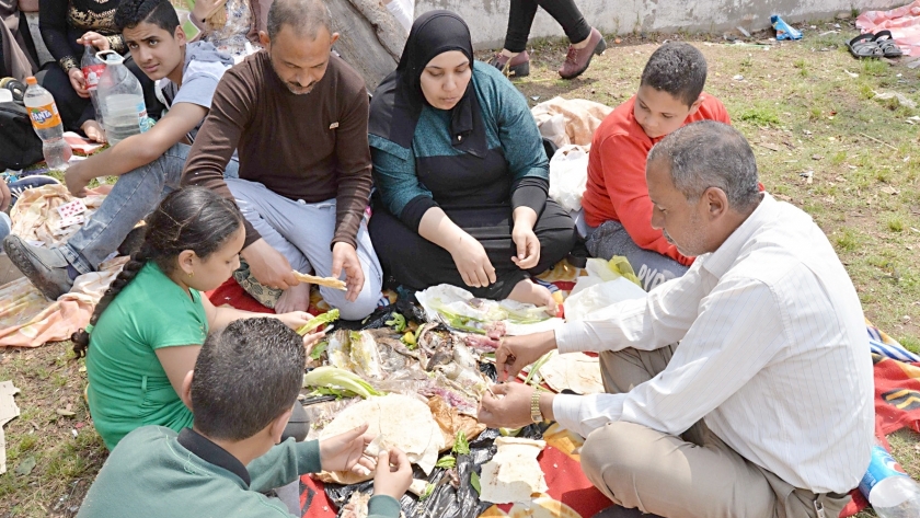 أسرة مصرية تحتفل بعيد شم النسيم