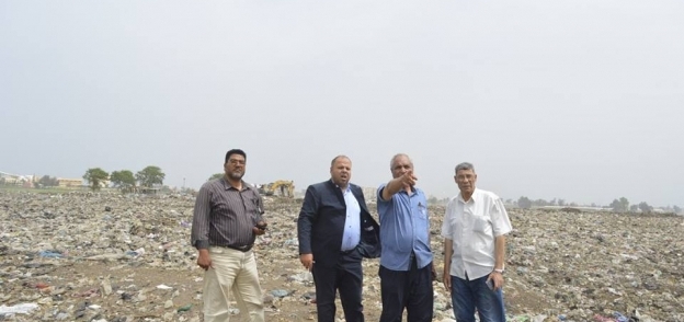 رئيس مدينة كفر الشيخ يتابع مقلب القمامة قبل وضع حجر الاساس لوحدات الاسكان