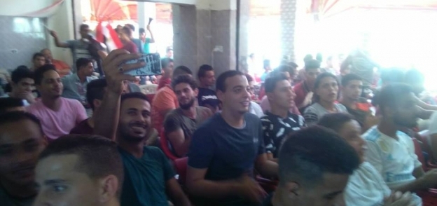 ابناء كفر الشيخ يشاهدون المباراة على الكافيهات