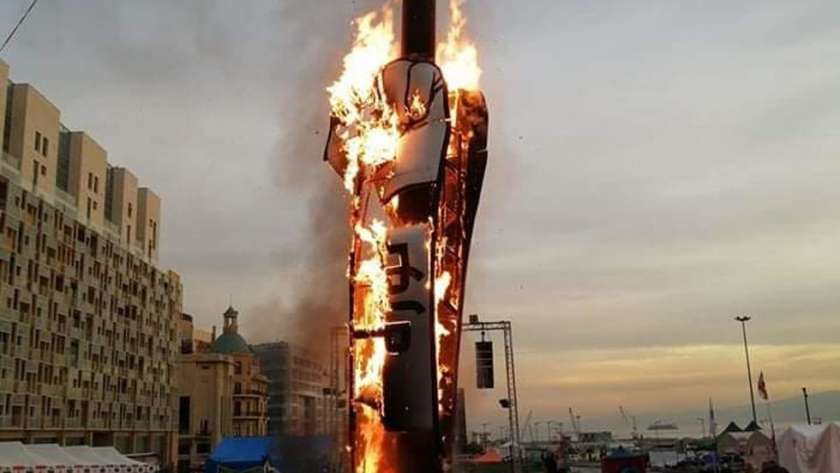 حرق مجسم "قبضة الثورة" في ساحة الشهداء في العاصمة اللبنانية "بيروت"