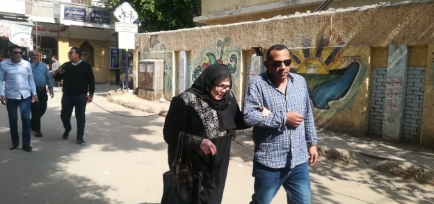 حي الهرم يستجيب لطلب مسنة بتوفير سيارة للادلاء بصوتها في الاستفتاء