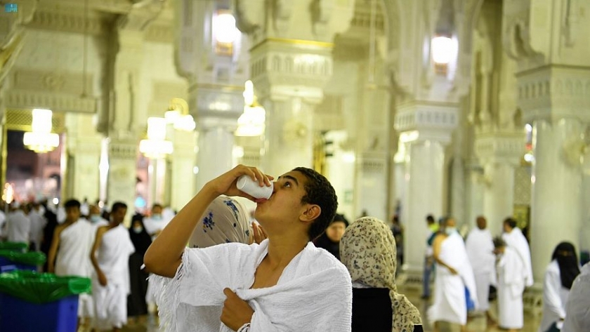 الصائمون يفطرون على ماء زمزم في المسجد الحرام