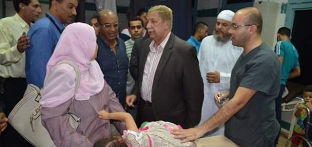 محافظ الإسماعيلية يفاجئ المستشفى العام بزيارة في اجازة العيد