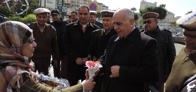 أمن دمياط يوزع الورود بمناسبة عيد الشرطة وخمس رخص مجانية
