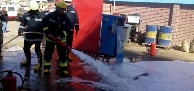 بالصور| مناورات طوارئ حريق بميناء السويس