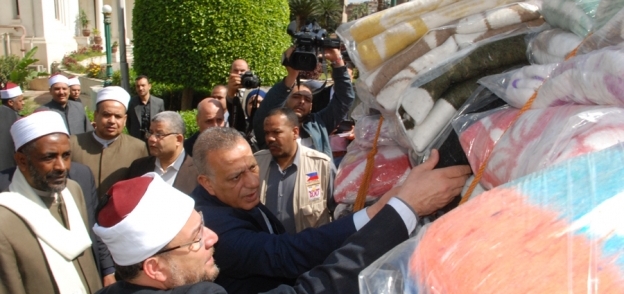 بالصور| وزير الأوقاف ومحافظ الجيزة يوزعان مساعدات على المواطنين