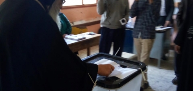 مطران الفيوم يدلي بصوته في الاستفتاء على التعديلات الدستورية