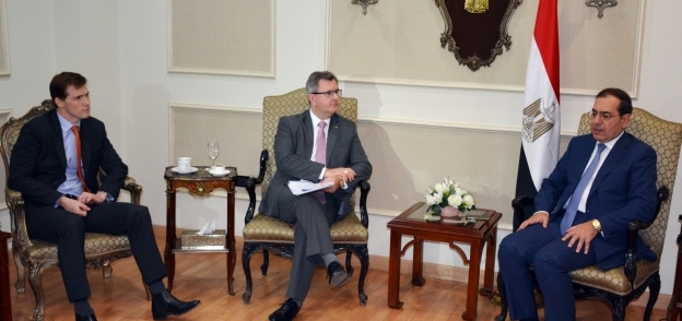 وزير البترول يلتقي السفير البريطاني لدى القاهرة