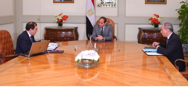 الرئيس عبد الفتاح السيسى مع وزير البترول