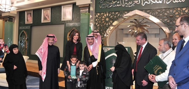 تسليم أسرة المصري شهيد "حريق السعودية" وسام الملك عبدالعزيز ومليون ريـال