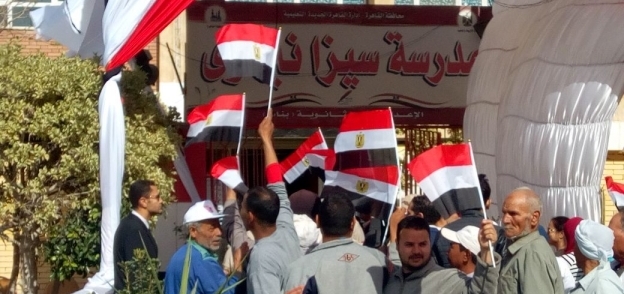 ناخبون يرفعون أعلام مصر