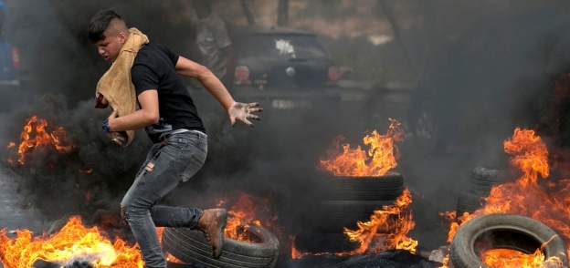 شاب فلسطينى خلال الاشتباكات مع قوات الاحتلال الإسرائيلى أمس «أ.ف.ب»