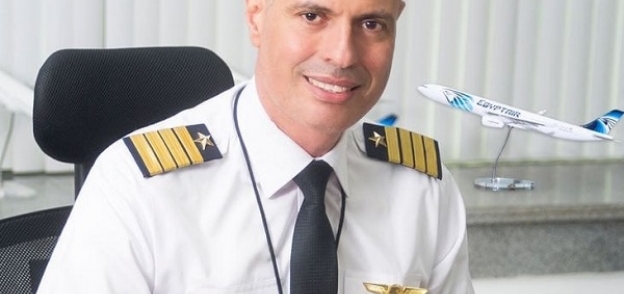 الطيار احمد عادل رئيس مجلس ادارة الشركة القابضة لمصر للطيران