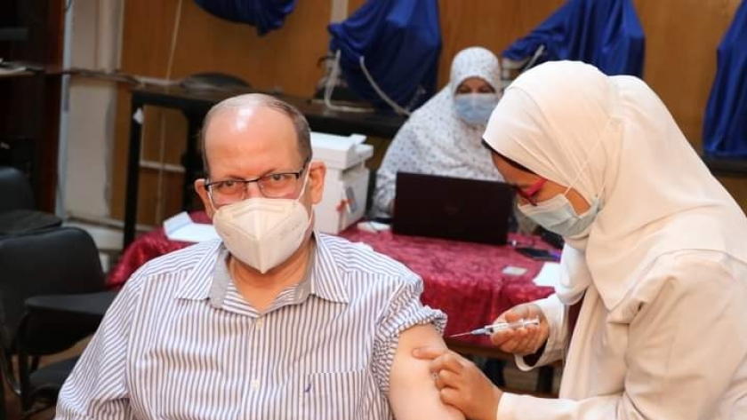 تطعيم عمداء الكليات بلقاح كورونا في المنوفية