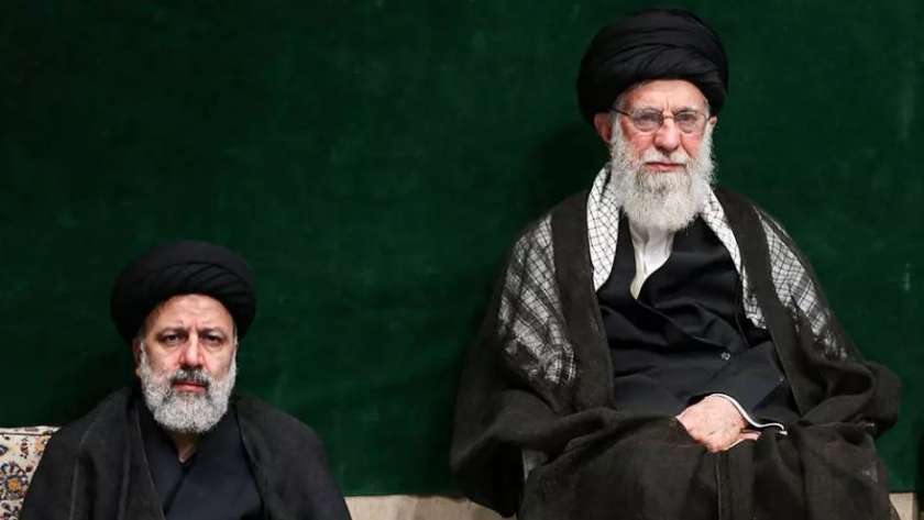 ابراهيم رئيسي يجلس على يمين علي خامنئي في طهران