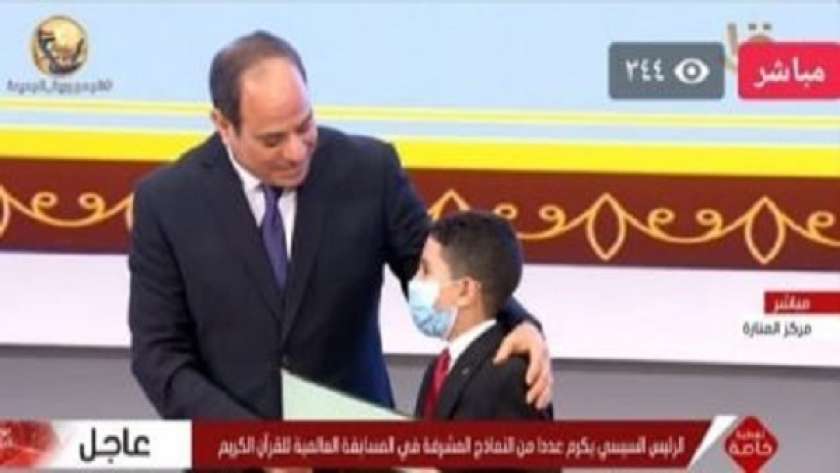 الرئيس السيسي والطفل أحمد تامر