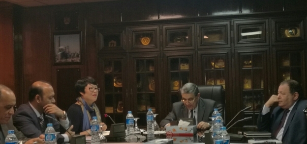 وزير الكهرباء أثناء اجتماعه مع مسئولي الشركة الصينية