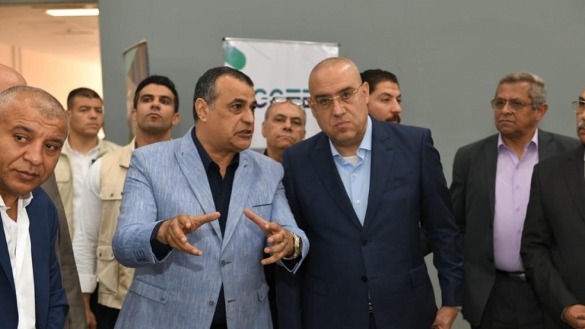 وزير الإنتاج الحربي خلال تفقده مصنع المصاعد مع وزير الإسكان اليوم