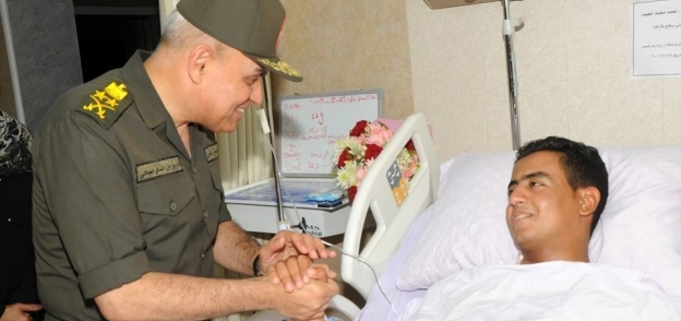وزير الدفاع يزور مصابي القوات المسلحة بالمستشفيات
