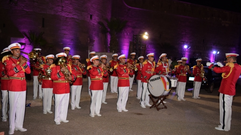 جانب من مشاركة الموسيقات العسكرية في مهرجان الطبول
