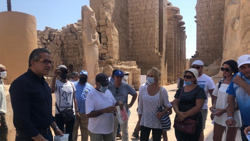 وزير السياحة يلتقى بعدد من السياح الاجانب خلال زيارتهم لمعبد الكرنك بالأقصر "أرشيفية"