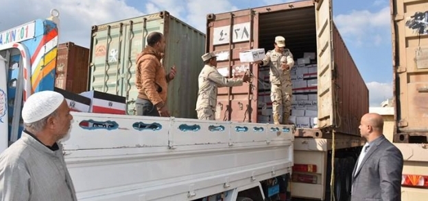 رجال القوات المسلحة خلال توزيع السلع الأساسية على المواطنين