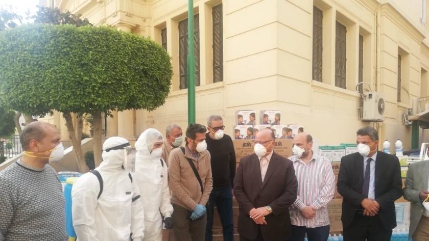 محافظ القاهرة يسلم معهد الاورام  المستلزمات الطبية