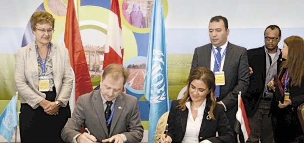 وزيرة التعاون الدولى خلال التوقيع على اتفاقية مد مشروع وظائف الشباب