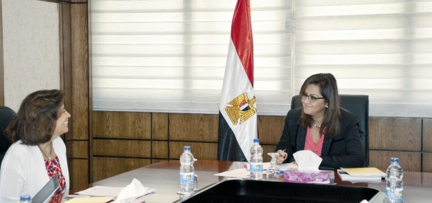 وزيرة التخطيط أثناء لقائها رئيس مكتب «التعاون الاقتصادى»
