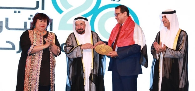مصر تتسلم جائزة افضل عرض مسرحي عربي لعام 2018 من حاكم الشارقة 