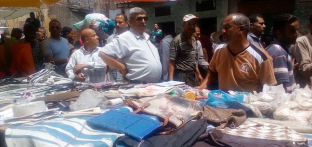 حي الجمرك بالإسكندرية يشن حملة لإزالة التعديات والاشغالات