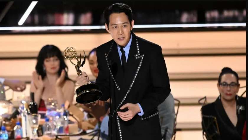 لي جونج جاي يحصل على جائزة إيمي عن دوره في مسلسل Squid Game