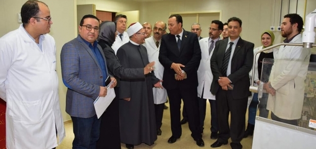 رئيس جامعة المنوفية ومفتي الديار المصرية يتفقدان معهد الكبد القومي