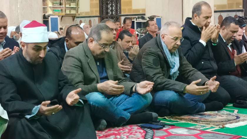 وزير الري يؤدي صلاة الجمعة بمسجد الدسوقي