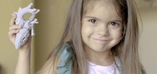 الطفلة ميا غونزاليس حاملة القلب المطبوع الذي أنقذ حياتها